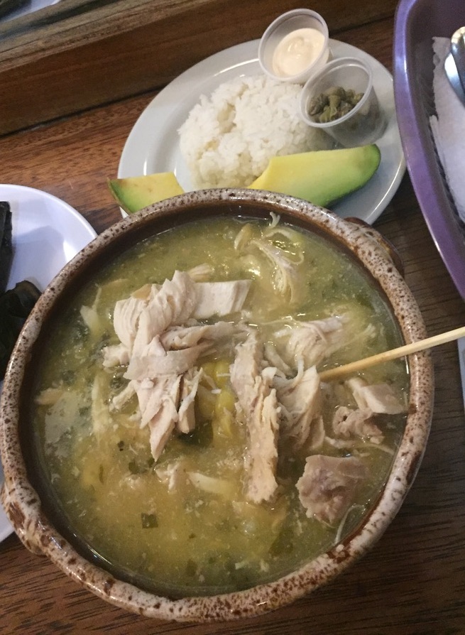 BogotáEats 2026: festival gastronómico en El Chicó 2 Plato de ajiaco bogotano servido con pollo, papa, maíz, crema, alcaparras y aguacate