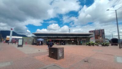 Entrada principal de la estación Ricaurte de TransMilenio en Bogotá