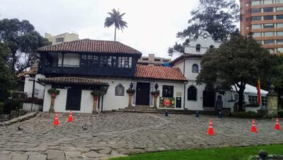 Jardines y vegetación del Parque Museo El Chicó en el norte de Bogotá