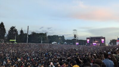 Multitud frente al escenario Plaza durante Rock al Parque en el Parque Simón Bolívar de Bogotá