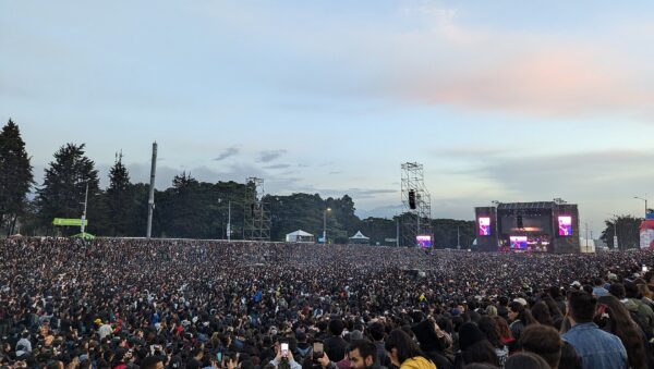 Multitud frente al escenario Plaza durante Rock al Parque en el Parque Simón Bolívar de Bogotá