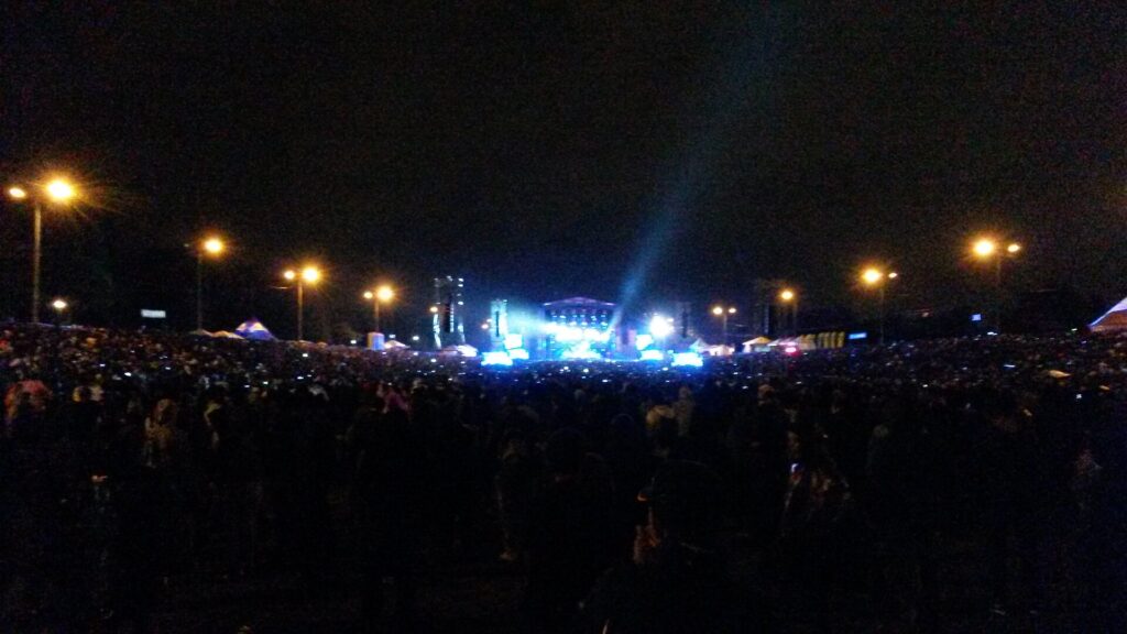 Vista nocturna del escenario principal de Rock al Parque en Bogotá con el público iluminado