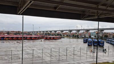 Viaducto elevado de la Línea 1 del Metro de Bogotá visto desde el Portal de las Américas, con buses de TransMilenio en el patio
