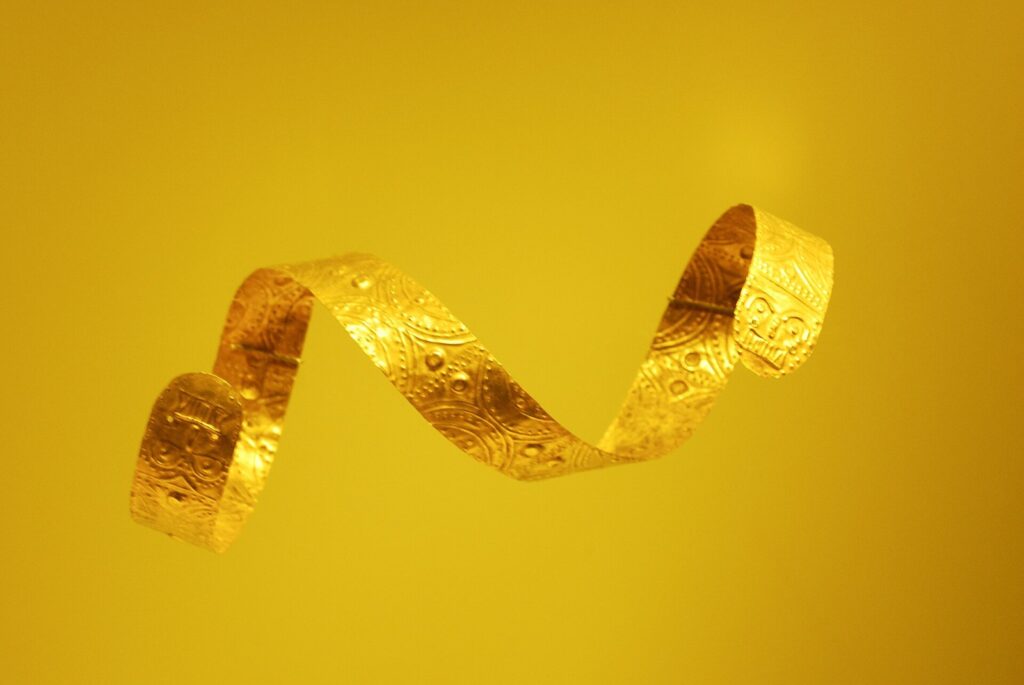 Brazalete de oro prehispánico en una vitrina del Museo del Oro de Bogotá