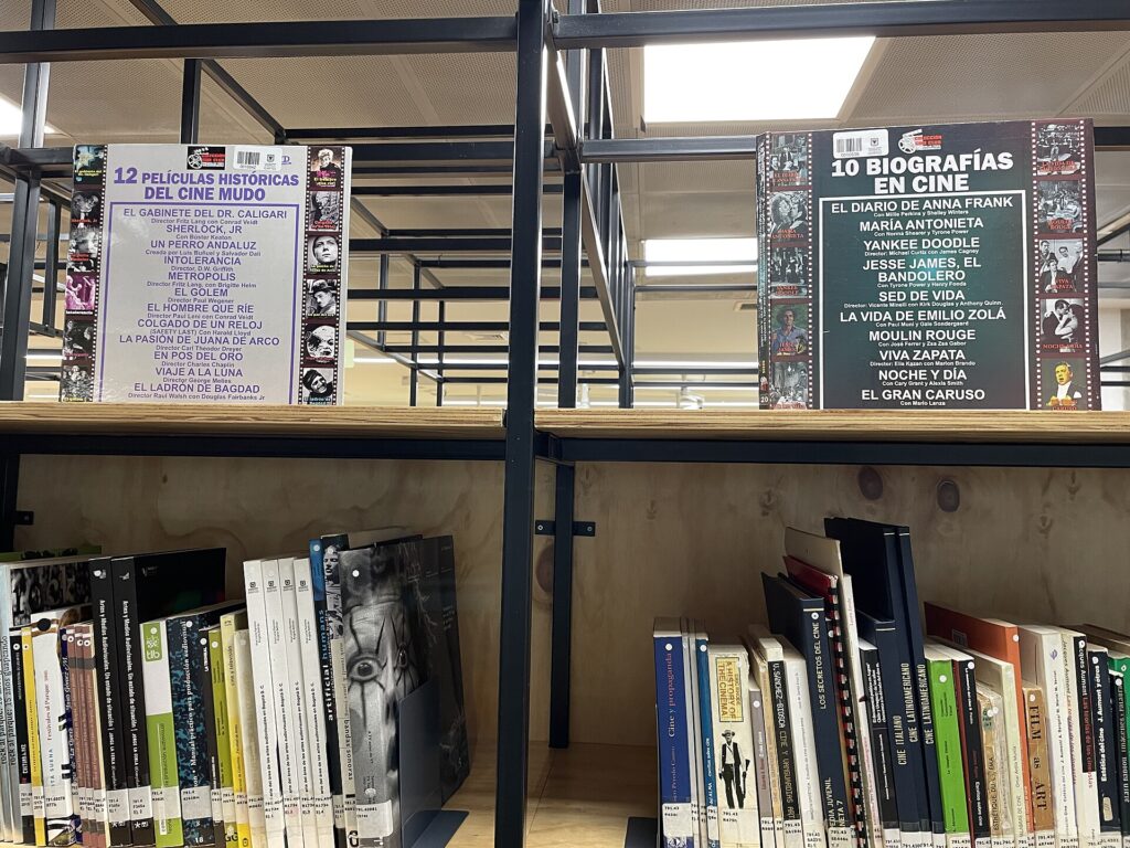 Estantería de la biblioteca de cine de la Cinemateca de Bogotá con colecciones de películas históricas del cine mudo