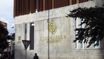 Fachada de la Cinemateca de Bogotá, sede principal del BIFF 2026, con su logo dorado sobre muro de concreto