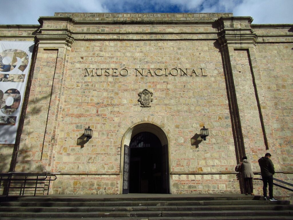Fachada en piedra del Museo Nacional de Colombia en Bogotá, con su puerta en arco y el letrero Museo Nacional