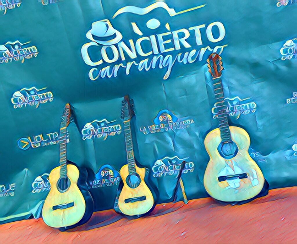 Requinto, tiple y guitarra apoyados frente a un telón azul de un concierto de música carranguera, junto a una guacharaca
