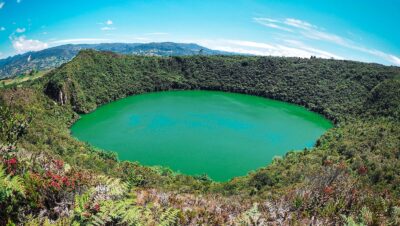 Vista de la Laguna de Guatavita, de forma circular y agua verde, rodeada de bosque andino