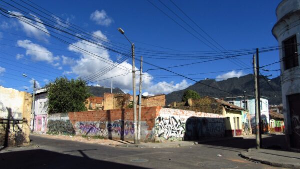Vista de los cerros de Monserrate y Guadalupe sobre Bogotá desde el barrio San Bernardo