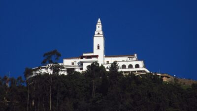 Cerro de Monserrate con su santuario blanco en la cima, visto desde el barrio Germania en Bogotá