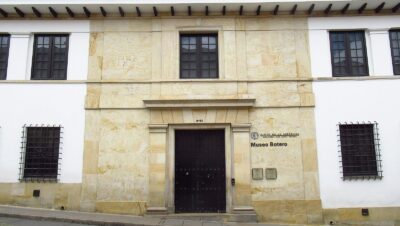 Fachada colonial y entrada del Museo Botero en La Candelaria, Bogotá