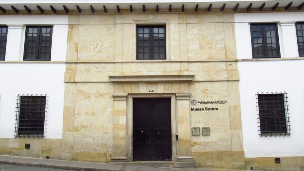 Fachada colonial y entrada del Museo Botero en La Candelaria, Bogotá