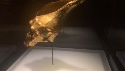 Pieza de orfebrería prehispánica exhibida en el Museo del Oro de Bogotá