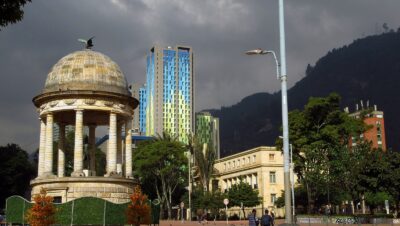 Templete del Parque de los Periodistas en el centro de Bogotá con edificios y cerros orientales al fondo
