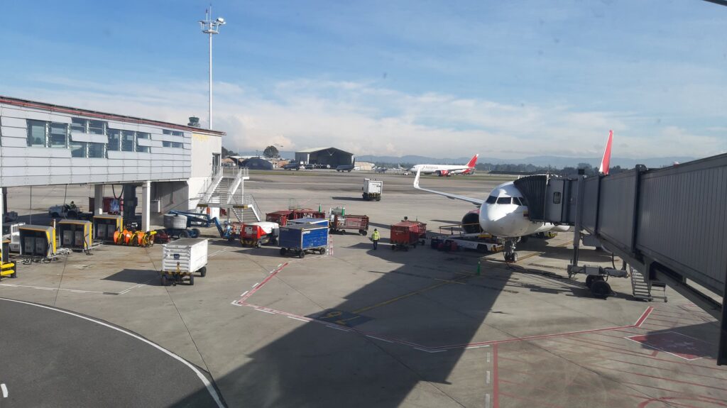 Aviones estacionados en la plataforma del Aeropuerto Internacional El Dorado de Bogotá junto a las pasarelas de abordaje