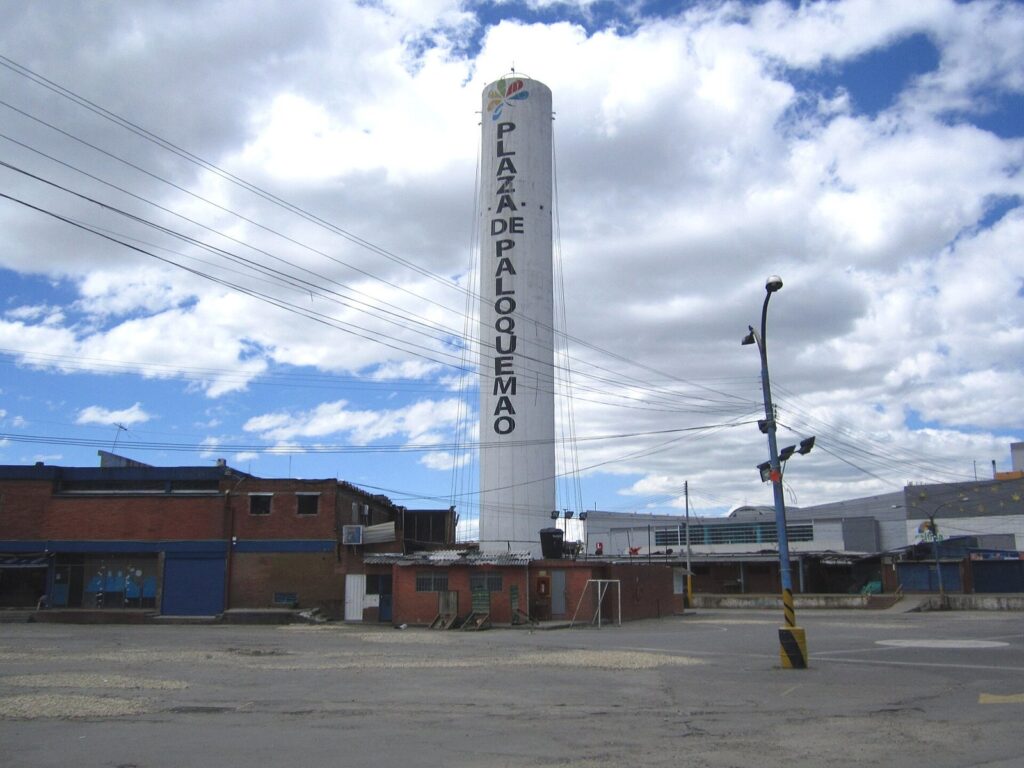 Plaza de Paloquemao en Bogotá: guía, horarios y qué probar 2 Exterior de la Plaza de Paloquemao en Bogotá con su alta torre tanque de agua con el nombre de la plaza