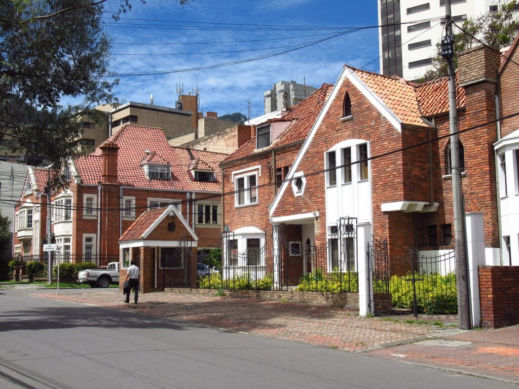 Hoteles con Llave Michelin en Bogotá: los 3 de 2026 2 Casas de ladrillo con techos de teja en la calle 69 del barrio Quinta Camacho, en Bogotá