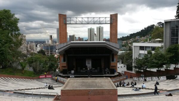 Teatro al Aire Libre La Media Torta en Bogotá, con sus graderías en media luna, la tarima y los edificios del centro al fondo