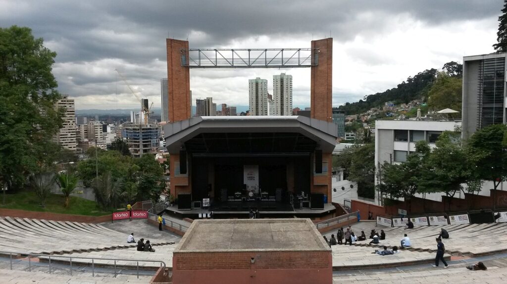 Teatro al aire libre La Media Torta en Bogotá, con su escenario y graderías de concreto rodeados de cerros