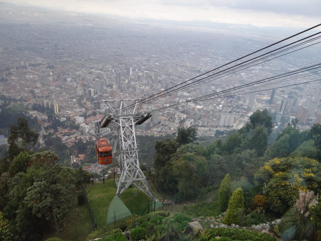 Monserrate Bogotá: horarios, precios y cómo subir 2 Cabina del teleférico de Monserrate sobre los cerros orientales de Bogotá con vegetación al fondo