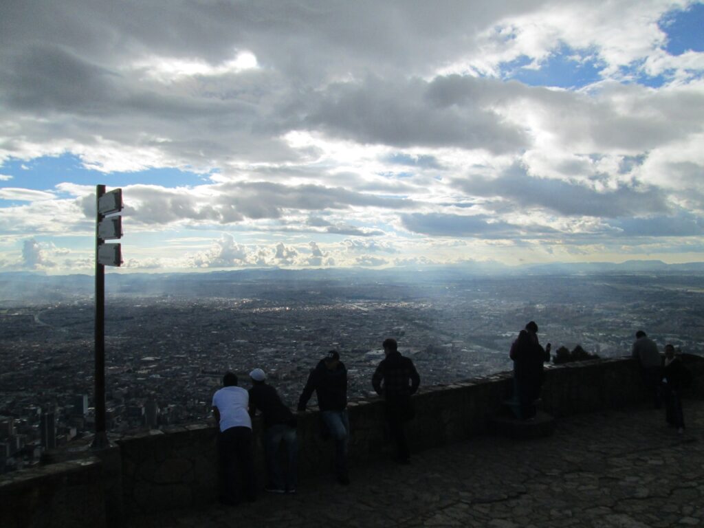 Monserrate Bogotá: horarios, precios y cómo subir 1 Vista panorámica del centro de Bogotá desde el Santuario del Señor Caído en el cerro de Monserrate