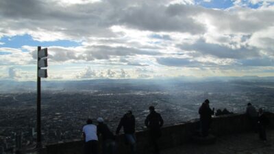 Vista panorámica del centro de Bogotá desde el Santuario del Señor Caído en el cerro de Monserrate