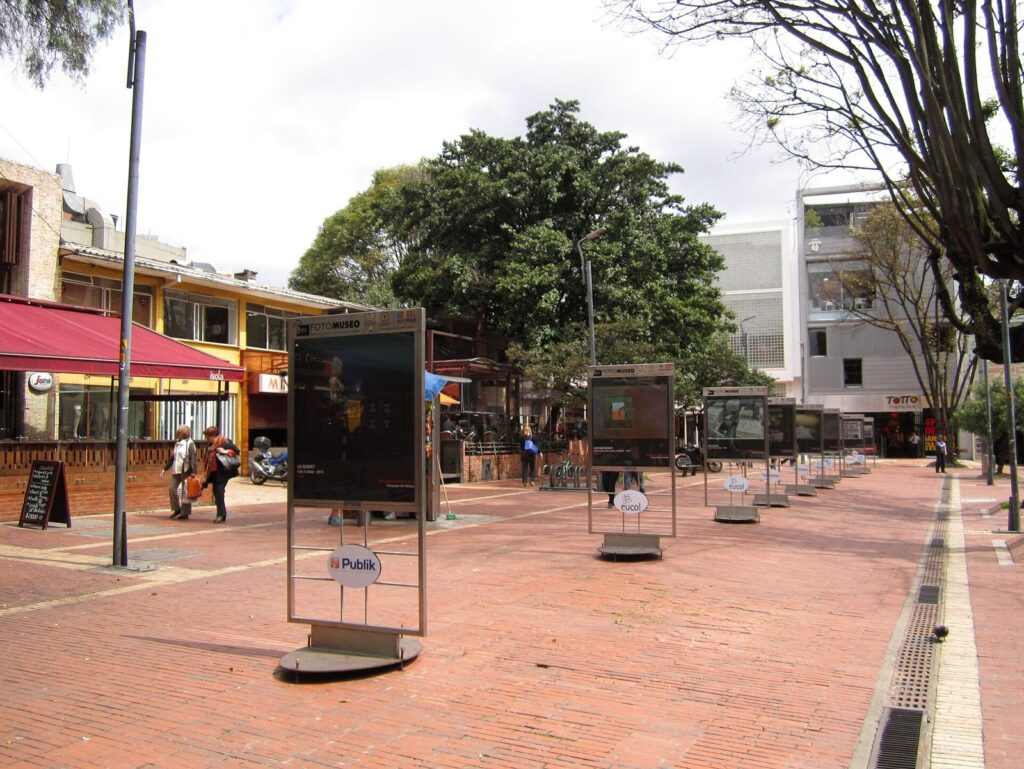 Bogotá Gourmet 2026: menús, precios y restaurantes 2 Calle peatonal de la Zona T de Bogotá con restaurantes y cafés a ambos lados, árboles y personas caminando sobre el adoquín rojo